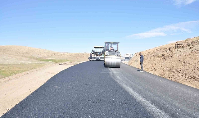 Köy yollar sıcak asfalta kavuşuyor