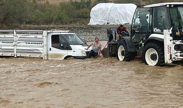 Kulp’ta aşırı yağış sonucu mahsur kalan şoför kurtarıldı
