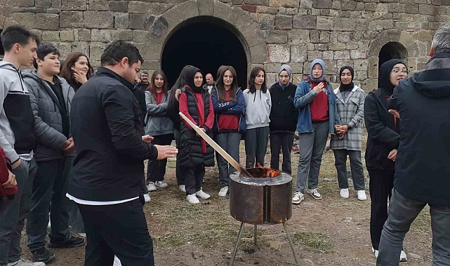 Lise öğrencileri tabyada tarih dersi görmeye devam ediyor