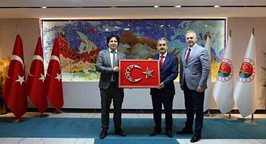 Mahkumlar Türk bayrağına Vali Ekici’nin adını yazdı