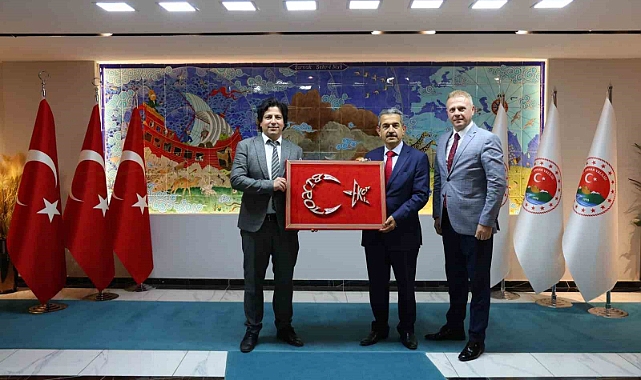Mahkumlar Türk bayrağına Vali Ekici’nin adını yazdı