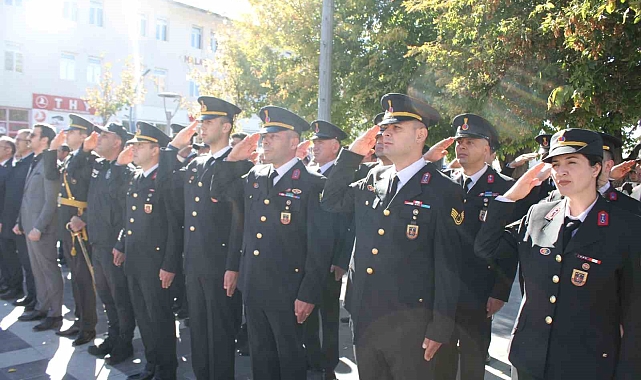 Malazgirt'te 29 Ekim Cumhuriyet bayramı çelenk koyma töreni yapıldı