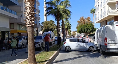 Manavgat’ta kamyonet ile otomobil çarpıştı: 2 yaralı