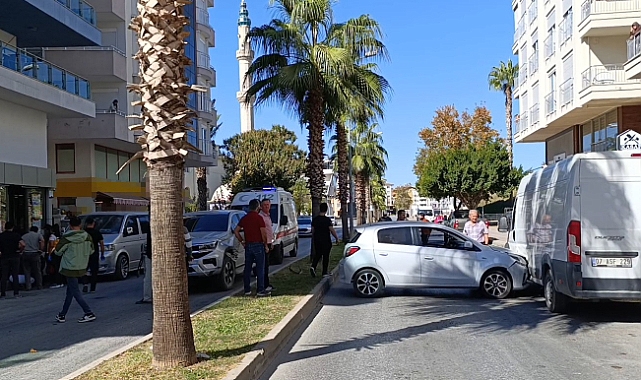 Manavgat’ta kamyonet ile otomobil çarpıştı: 2 yaralı
