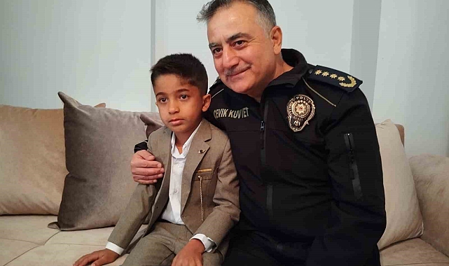 Minik Yiğit Eymen'in İstiklal Marşı duyarlılığına Emniyet Müdürü Orhan duyarsız kalmadı