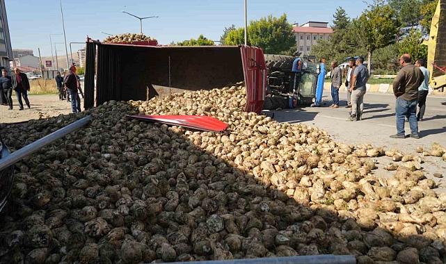 Muş’ta şeker pancarı yüklü traktör devrildi