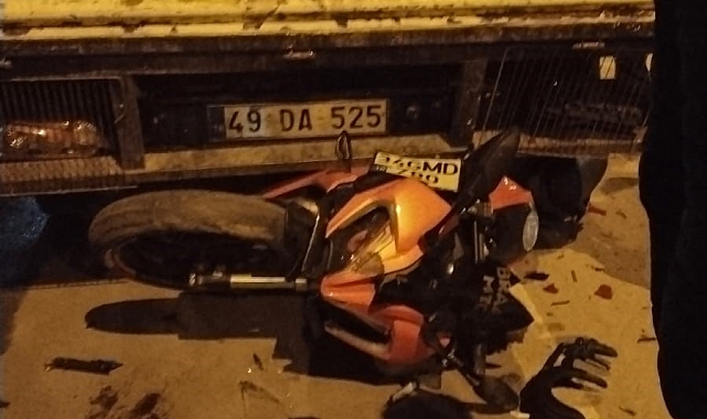 Muş'ta otomobilin çarptığı motosiklet kamyonetin altına girdi: 2 yaralı