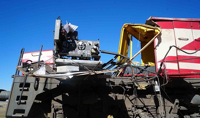 Muş'ta yolcu treni beton pompasına çarptı; 1 ölü, 2 yaralı
