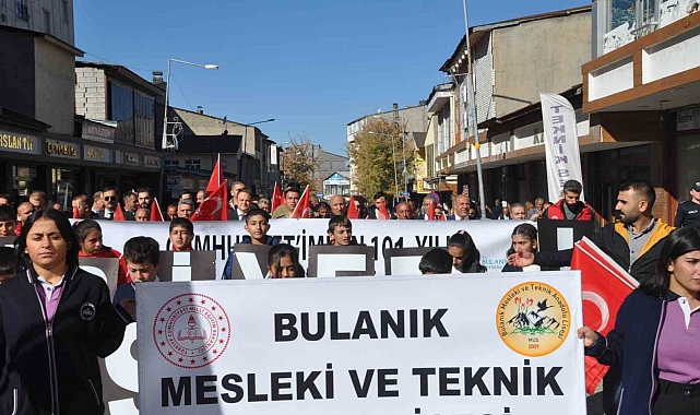 Muş'un Bulanık ilçesinde 200 metre uzunluğundaki Türk bayrağı ile 'Cumhuriyet yürüyüşü' yapıldı