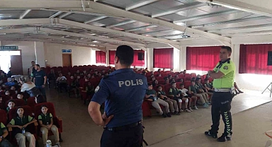 Ortaokul öğrencilerine emniyet güçlerinden eğitim semineri