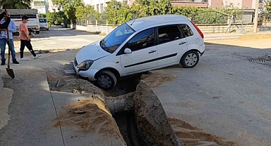 Otomobil kazılan çukura düştü