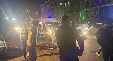 Otomobille çarpışan motosikletteki 2 şahıs yaralandı