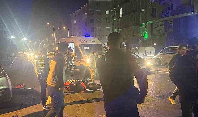 Otomobille çarpışan motosikletteki 2 şahıs yaralandı