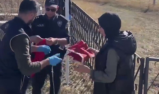 Polisler Şehidin kabrinin temizliğini ve bakımını el birliğiyle yaptılar
