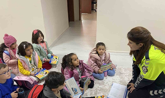 Polisten çocuklara trafik eğitimi