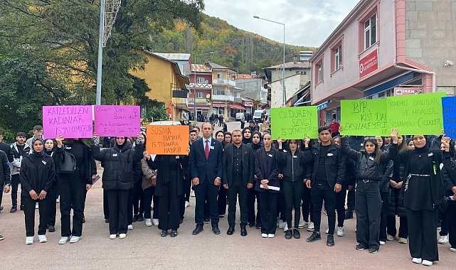 Posof 'ta Üniversite öğrencileri kadına yönelik şiddete tepki gösterdi