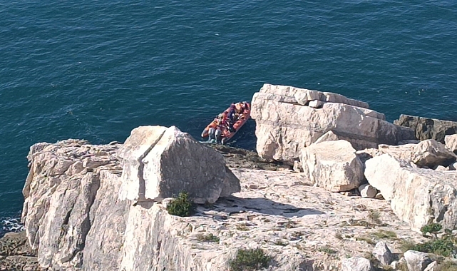 Rus turistler kayalık alanda mahsur kaldı