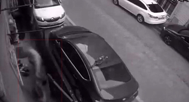 Silahlı saldırgana anahtarlık atarak karşı koydu