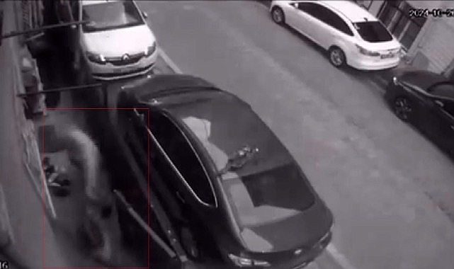 Silahlı saldırgana anahtarlık atarak karşı koydu