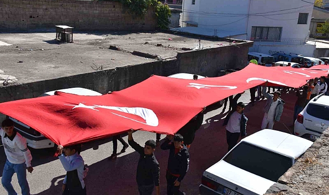 Siverek’te cumhuriyetin 101. yılında 101 öğrenci dev bayrakla kaleye çıktı