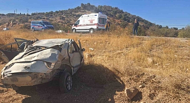 Takla atarak şarampole yuvarlanan otomobildeki 3 kişi yaralandı