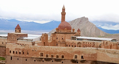 Tarihe ışık tutan Ağrı İshak Paşa Sarayı, ziyaretçi akınına uğruyor (Videolu Haber)