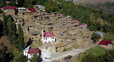 Taş evleri her mevsim ayrı bir güzel Hizanda