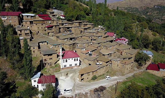 Taş evleri her mevsim ayrı bir güzel Hizanda