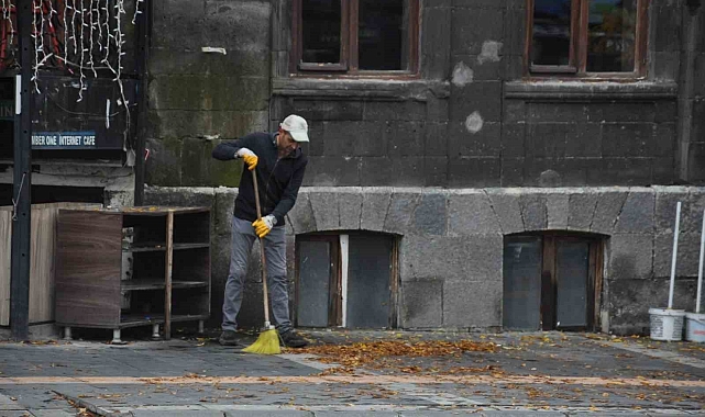 Temizlik işçilerinin yaprak mesaisi başladı