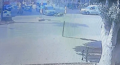 Ticari araca çarpmamak için kendilerini motosiklette attılar