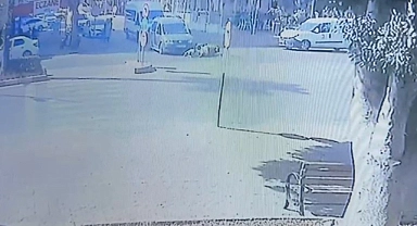 Ticari araca çarpmamak için kendilerini motosiklette attılar