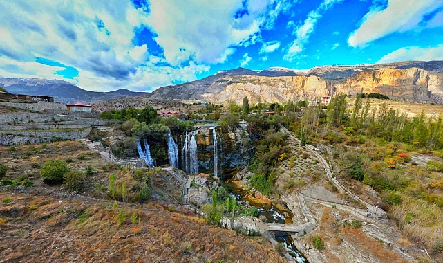 Tortum Şelalesi'ne sonbaharla gelen güzellik