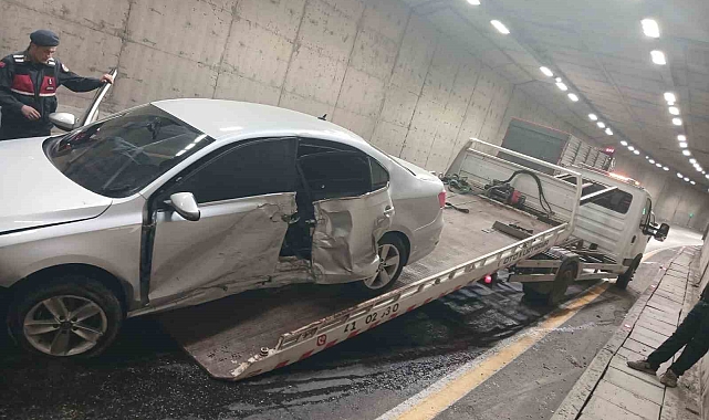 Trafik kazası otomobil bariyerlere çarptı