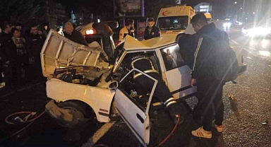 Trafik kazasında Tofaş otomobil hurdaya döndü: 4 yaralı