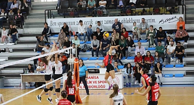 Turgutlu Belediyespor Voleybol Takımı doludizgin ilerliyor