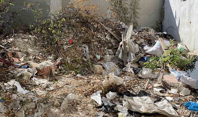 Turistik bölgedeki molozlu arsa kötü görüntü oluşturdu