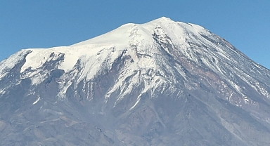 (Videolu Haber)  Türkiye'nin "çatısı" Ağrı Dağı zirvesi beyaza büründü