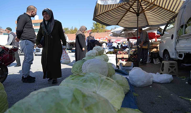 Turşuluk ve yemeklik lahanalar pazar tezgahlarında yerini aldı