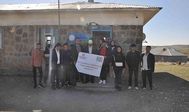 Üniversite öğrencileri köy okullarını boyamaya devam ediyor
