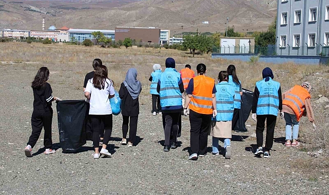 Üniversite öğrencilerinden çevre temizliği