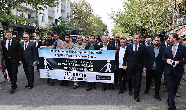 Vali Usta gözünü bağlayıp, engelliler yolunda bastonla yürüdü