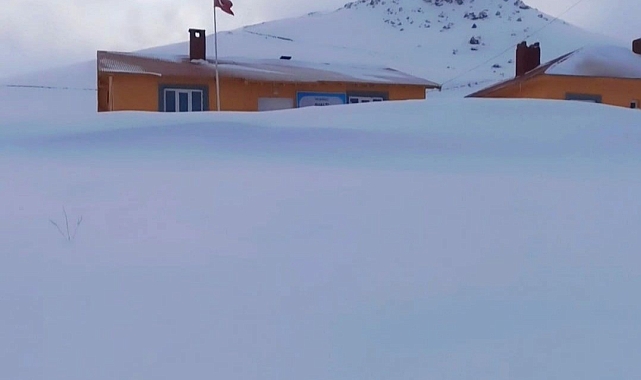 Van'ın Başkale ilçesinde kar etkili oldu, yollar kapandı