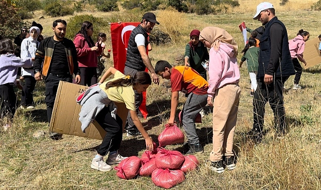 Van'ın Muradiye ilçesinde yaban hayvanları için doğaya yem bırakıldı