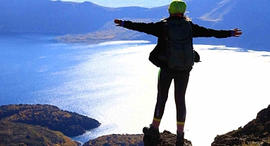 Vanlı dağcılar Nemrut Krater Gölü’nde buluştu