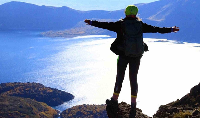 Vanlı dağcılar Nemrut Krater Gölü’nde buluştu