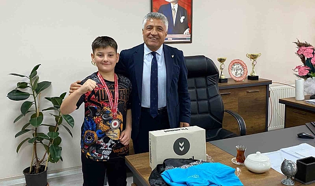 Vanlı minik boksör Tuşba Gençlik ve Spor Müdürü Esen'i ziyaret etti