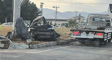 Yolcu otobüsü ile otomobil çarpıştı: 1 ölü, 1 yaralı
