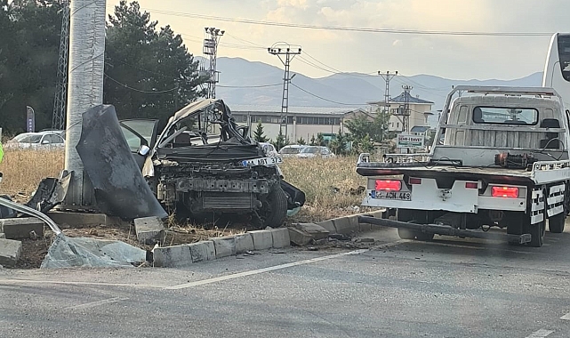 Yolcu otobüsü ile otomobil çarpıştı: 1 ölü, 1 yaralı