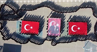 Yüzlerce öğrenci Cumhuriyet Bayramı için Türkiye haritası oluşturdu