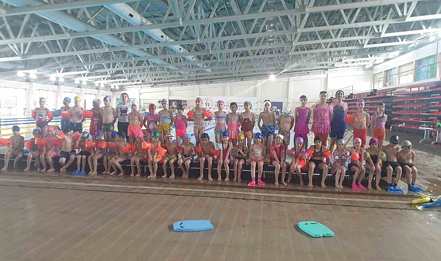 Yüzme bilmeyen kalmasın projesi ile kulaç atmaya devam ediyorlar